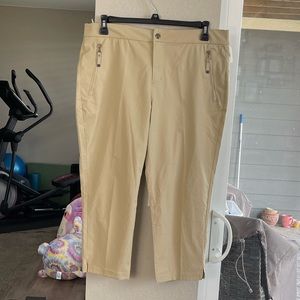 Zeroxposur lt khaki stretchy relaxed fit soft flex waistband Capri pants. 12
